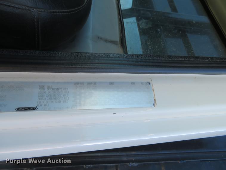 image for item DE8814 1995 Freightliner FL80 grain truck