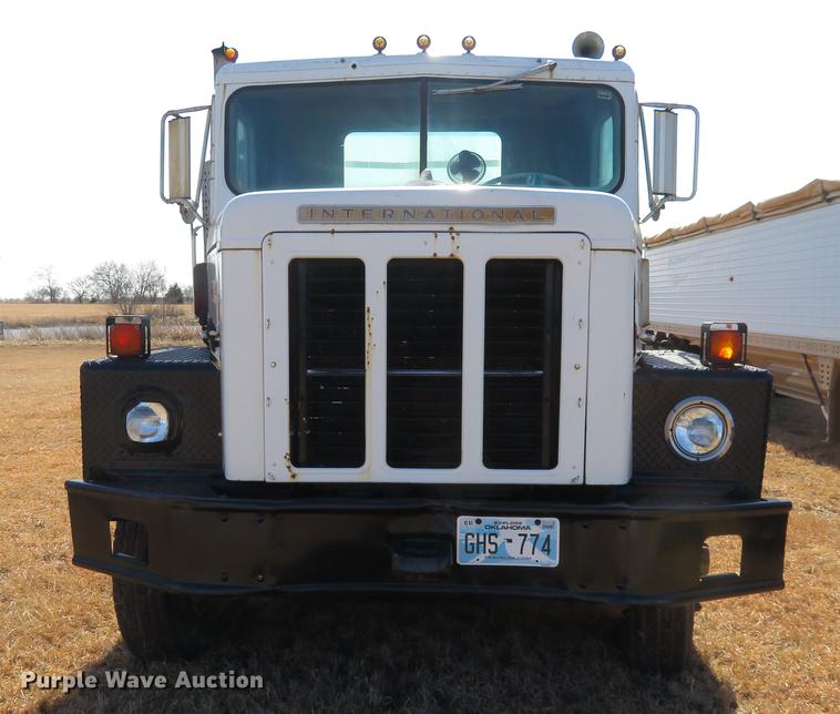 image for item DE8815 1979 International Paystar 5000 semi truck