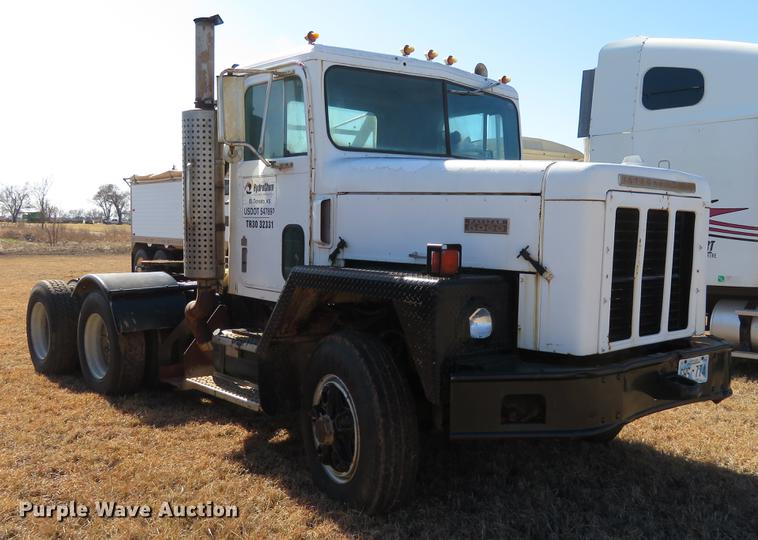 image for item DE8815 1979 International Paystar 5000 semi truck