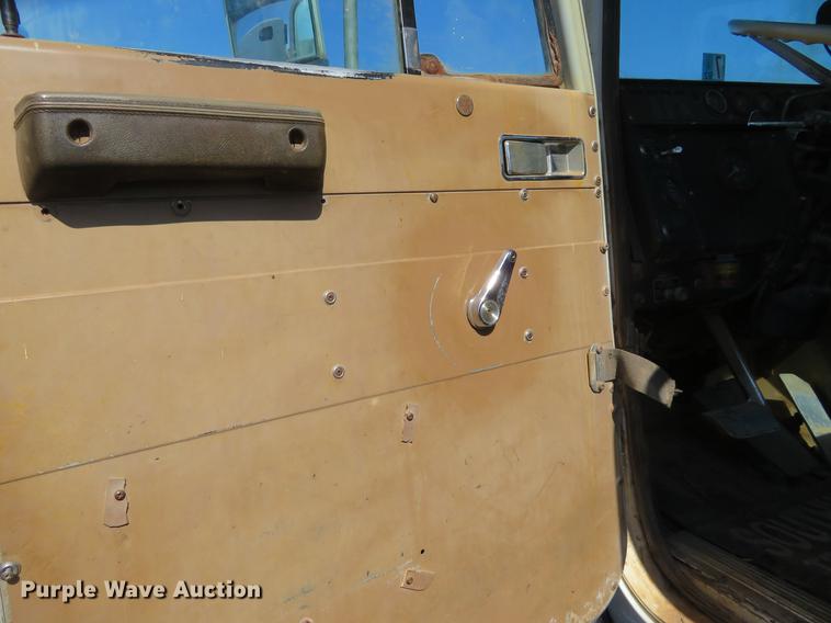 image for item DE8815 1979 International Paystar 5000 semi truck