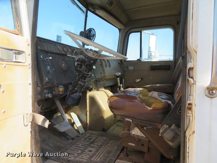 image for item DE8815 1979 International Paystar 5000 semi truck