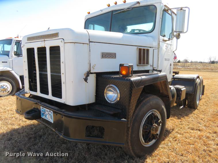 image for item DE8815 1979 International Paystar 5000 semi truck