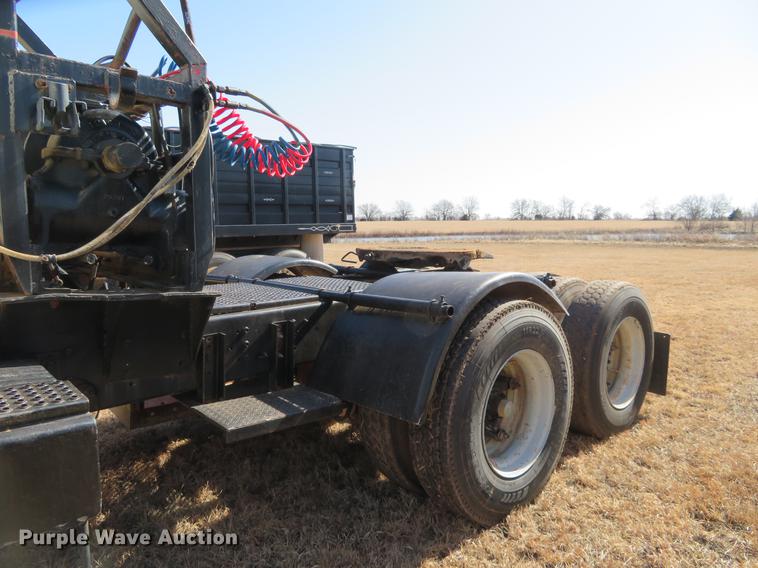 image for item DE8815 1979 International Paystar 5000 semi truck