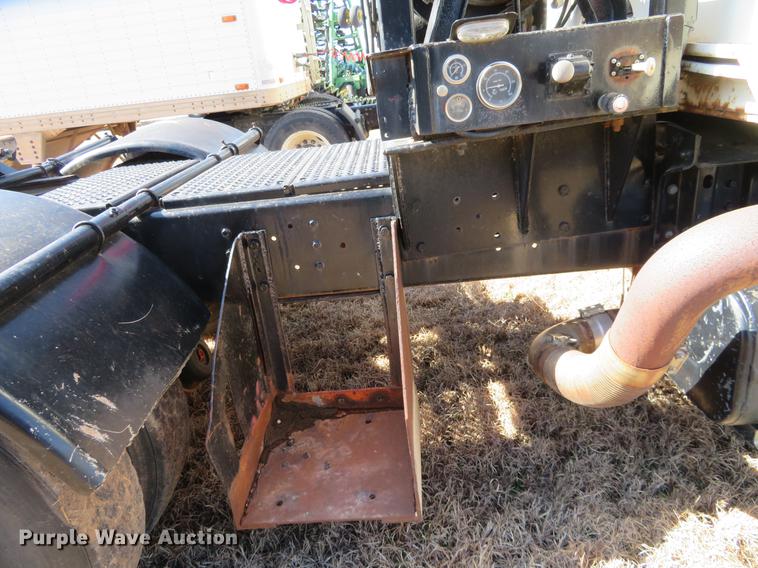 image for item DE8815 1979 International Paystar 5000 semi truck