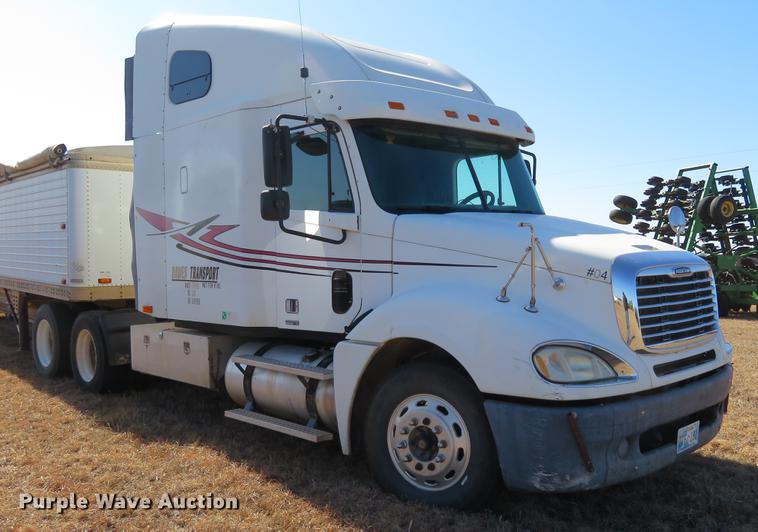 image for item DE8816 2005 Freightliner Columbia semi truck