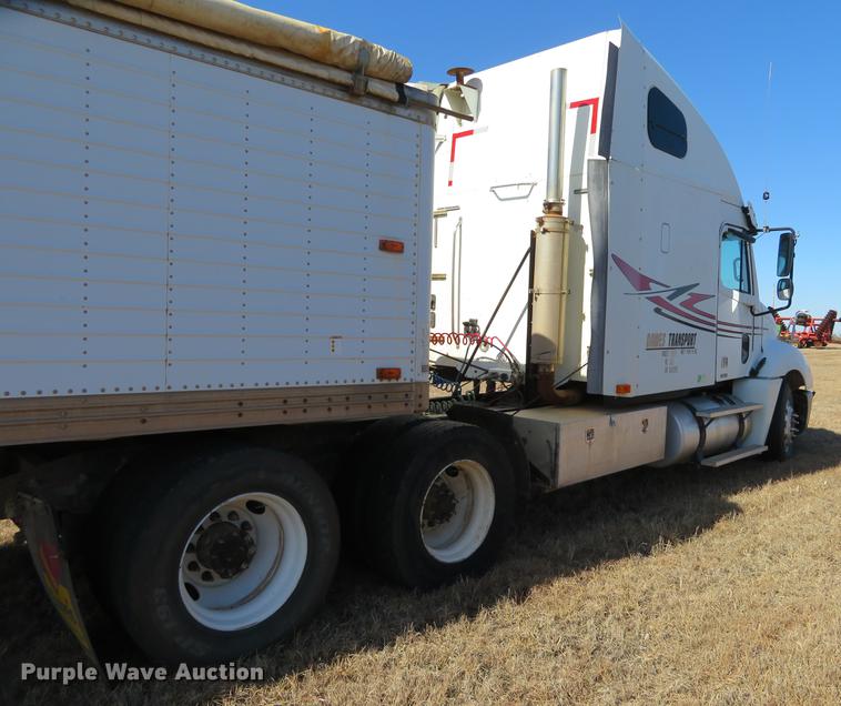 image for item DE8816 2005 Freightliner Columbia semi truck