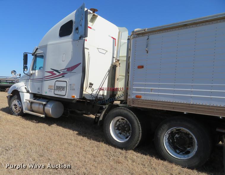 image for item DE8816 2005 Freightliner Columbia semi truck