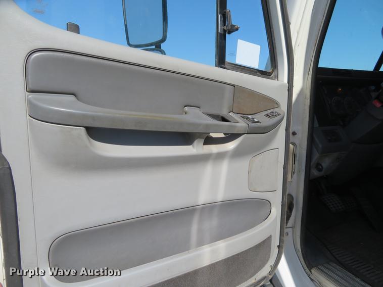 image for item DE8816 2005 Freightliner Columbia semi truck