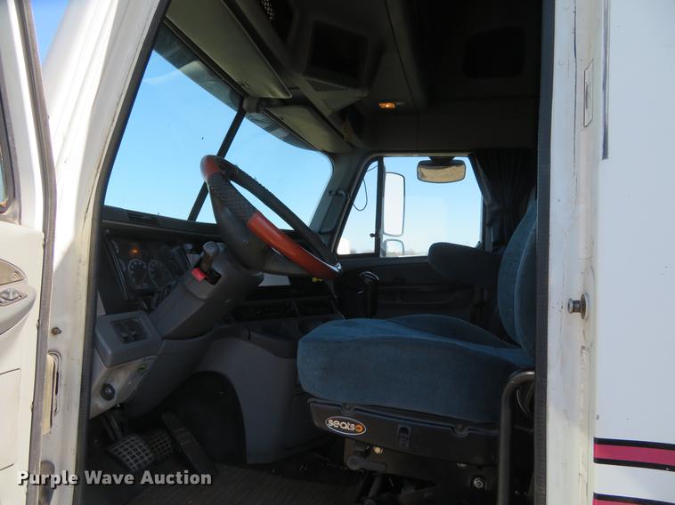 image for item DE8816 2005 Freightliner Columbia semi truck