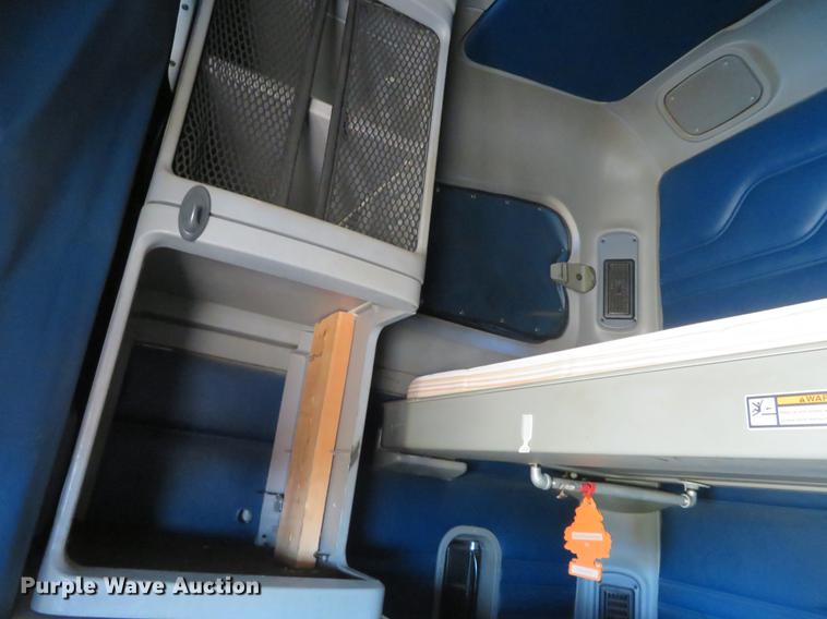 image for item DE8816 2005 Freightliner Columbia semi truck