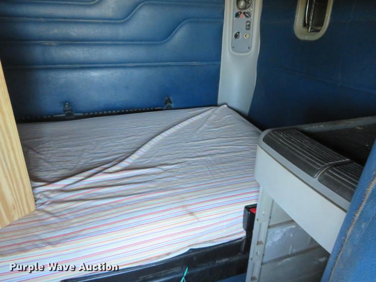 image for item DE8816 2005 Freightliner Columbia semi truck