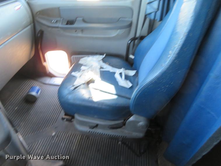 image for item DE8816 2005 Freightliner Columbia semi truck