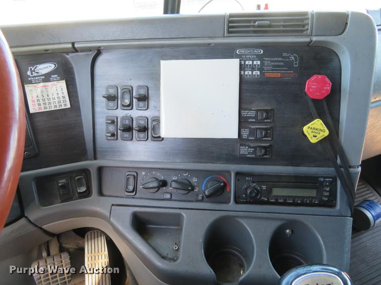 image for item DE8816 2005 Freightliner Columbia semi truck