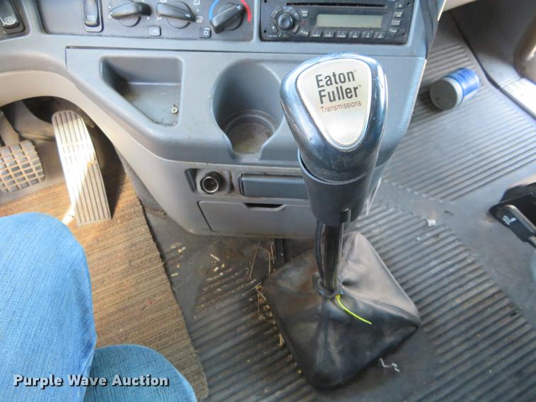 image for item DE8816 2005 Freightliner Columbia semi truck