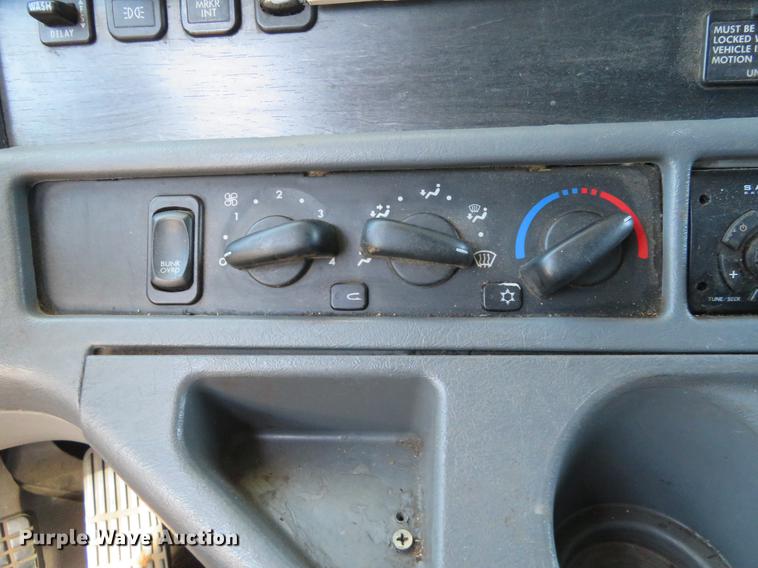 image for item DE8816 2005 Freightliner Columbia semi truck