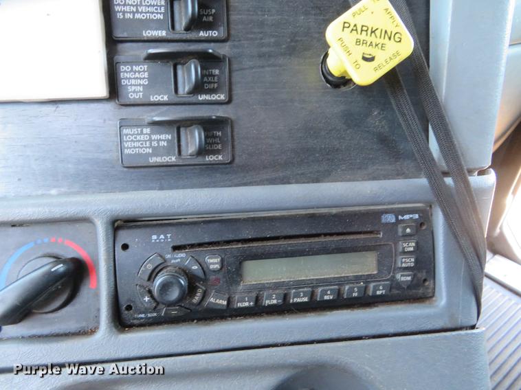 image for item DE8816 2005 Freightliner Columbia semi truck