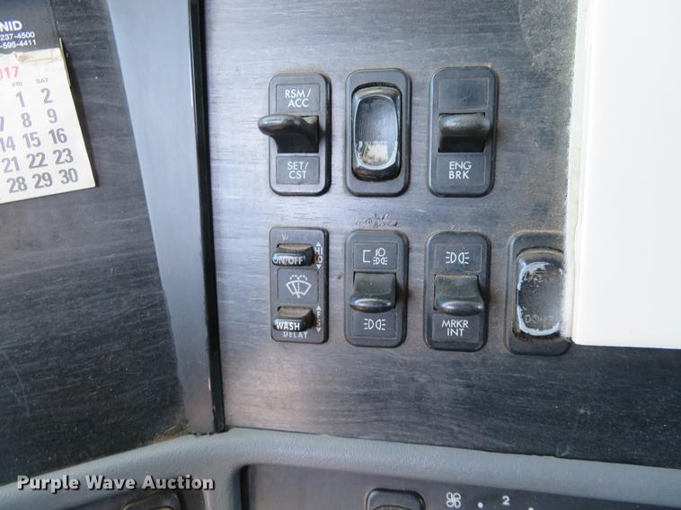 image for item DE8816 2005 Freightliner Columbia semi truck