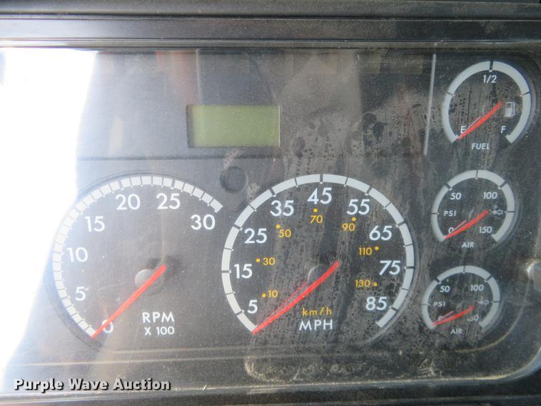 image for item DE8816 2005 Freightliner Columbia semi truck