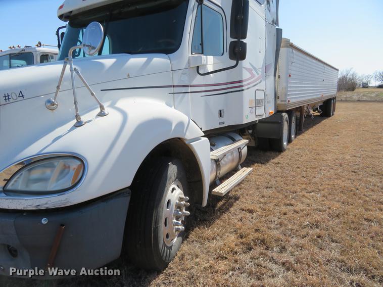 image for item DE8816 2005 Freightliner Columbia semi truck