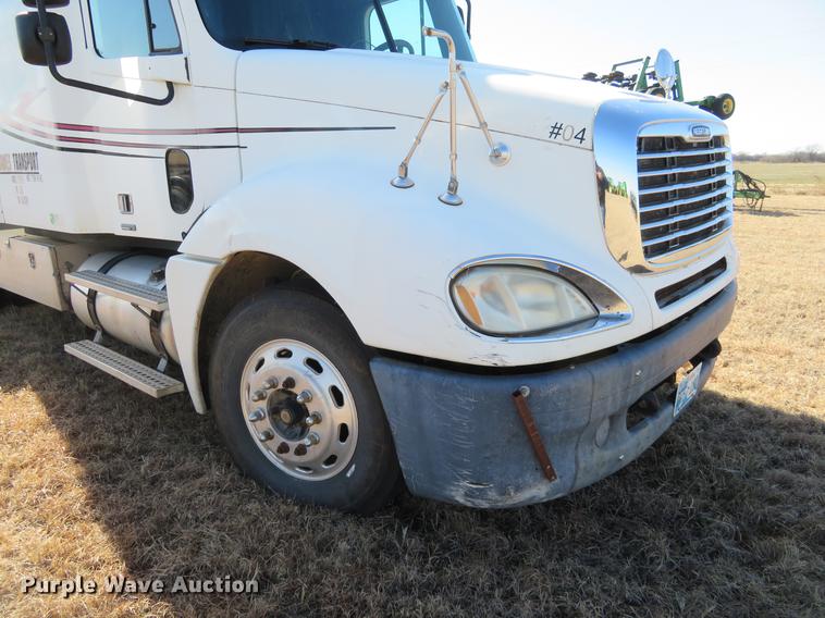 image for item DE8816 2005 Freightliner Columbia semi truck
