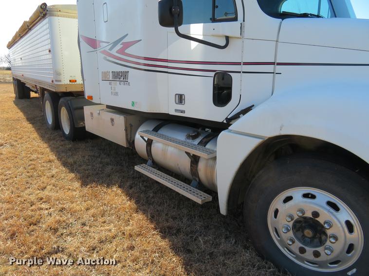 image for item DE8816 2005 Freightliner Columbia semi truck