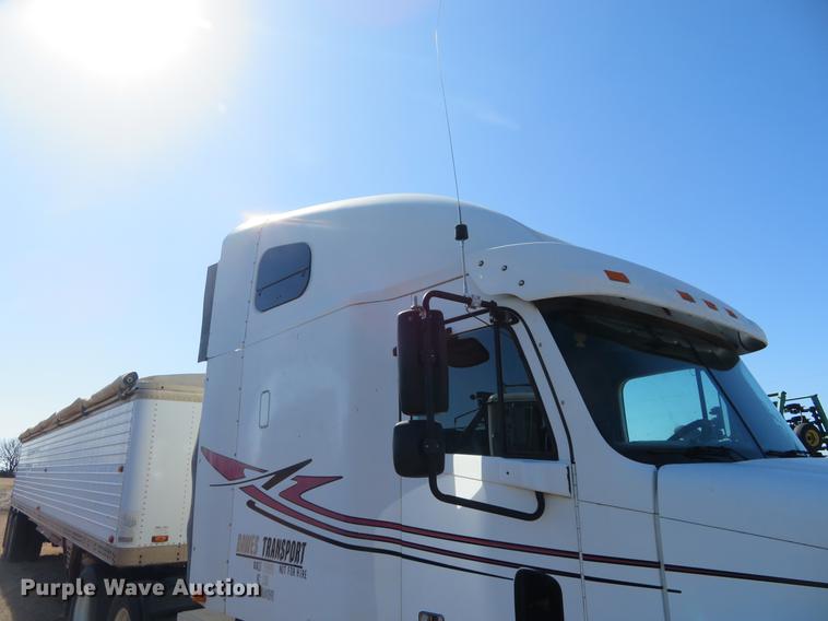 image for item DE8816 2005 Freightliner Columbia semi truck