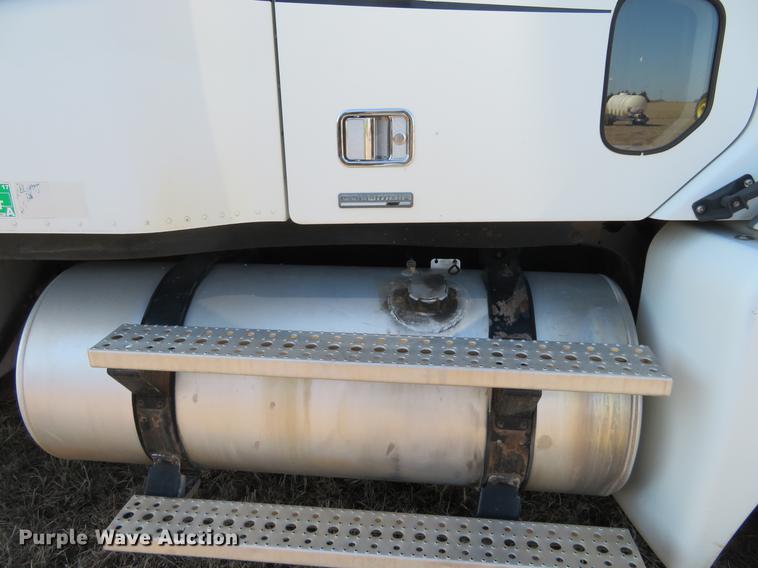 image for item DE8816 2005 Freightliner Columbia semi truck