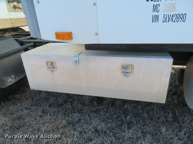 image for item DE8816 2005 Freightliner Columbia semi truck