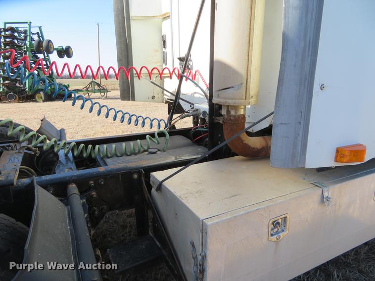 image for item DE8816 2005 Freightliner Columbia semi truck