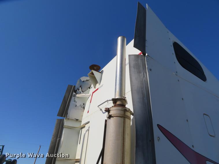 image for item DE8816 2005 Freightliner Columbia semi truck