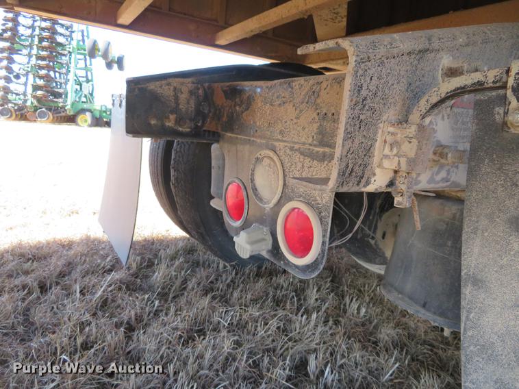 image for item DE8816 2005 Freightliner Columbia semi truck