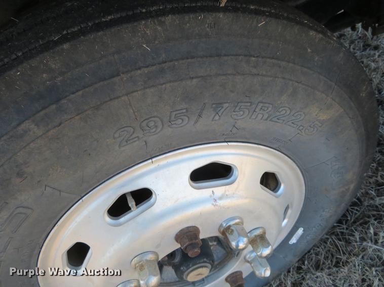 image for item DE8816 2005 Freightliner Columbia semi truck