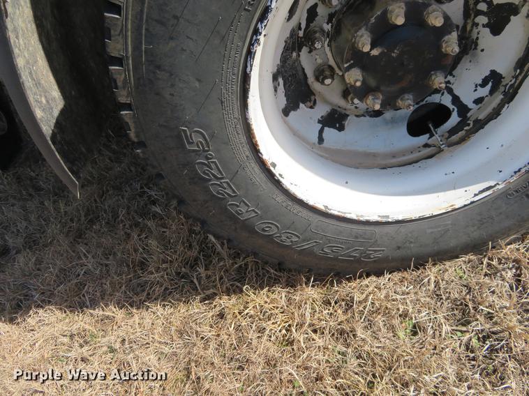 image for item DE8816 2005 Freightliner Columbia semi truck