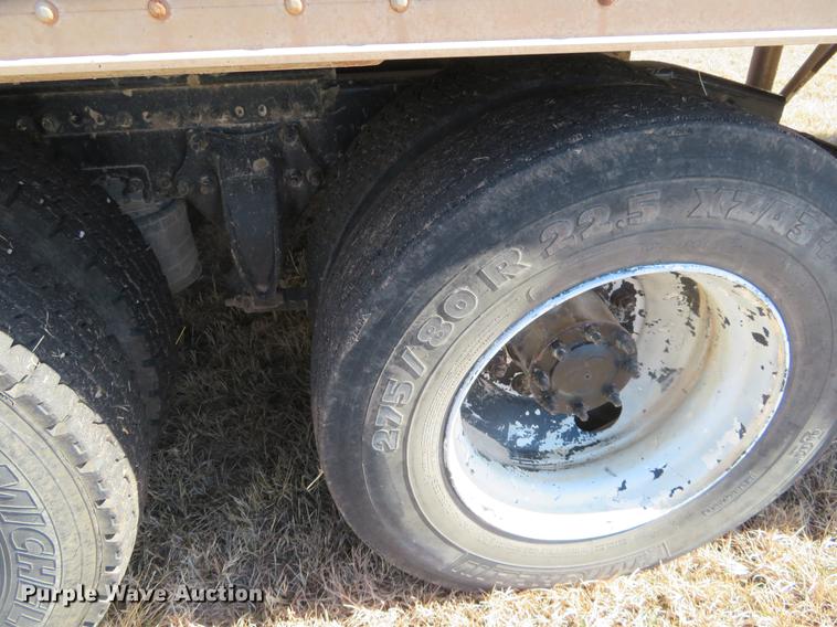 image for item DE8816 2005 Freightliner Columbia semi truck