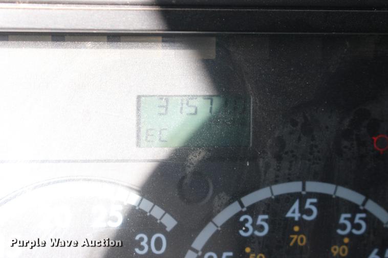 image for item DE8816 2005 Freightliner Columbia semi truck