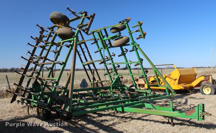 image for item DE8822 John Deere 960 field cultivator