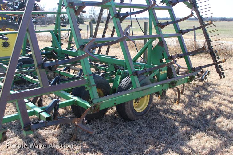 image for item DE8822 John Deere 960 field cultivator