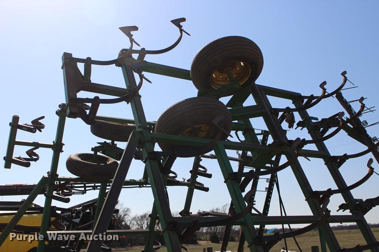 image for item DE8822 John Deere 960 field cultivator