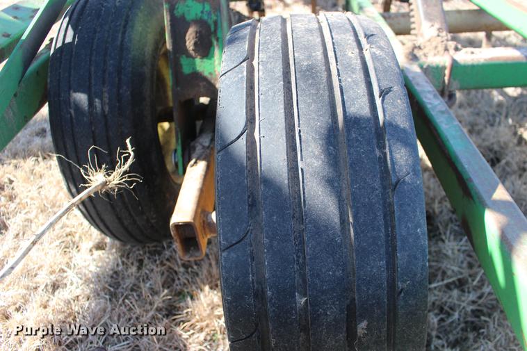 image for item DE8822 John Deere 960 field cultivator