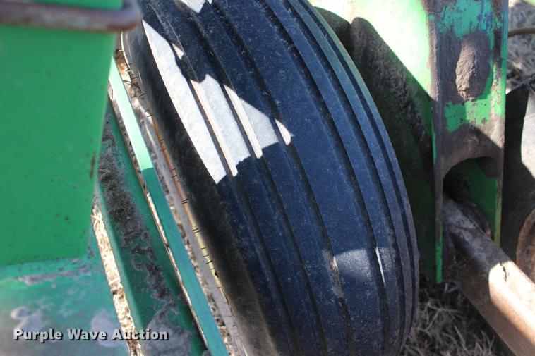 image for item DE8822 John Deere 960 field cultivator