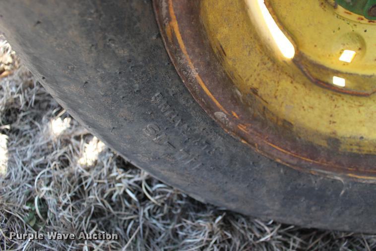 image for item DE8822 John Deere 960 field cultivator