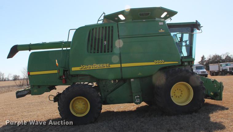image for item DE8830 2004 John Deere 9660 combine