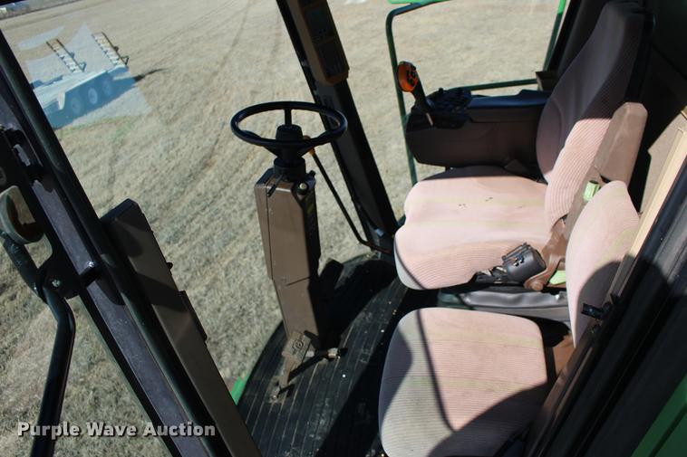 image for item DE8830 2004 John Deere 9660 combine