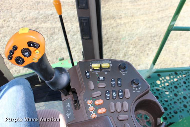 image for item DE8830 2004 John Deere 9660 combine