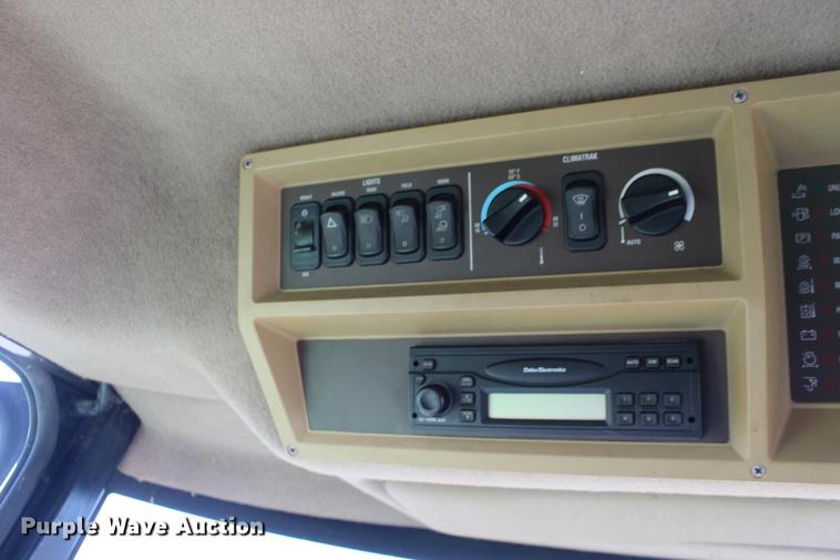 image for item DE8830 2004 John Deere 9660 combine