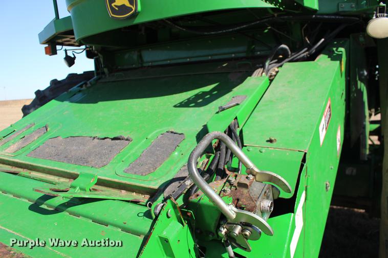 image for item DE8830 2004 John Deere 9660 combine