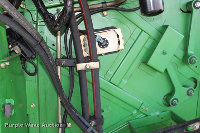 image for item DE8830 2004 John Deere 9660 combine
