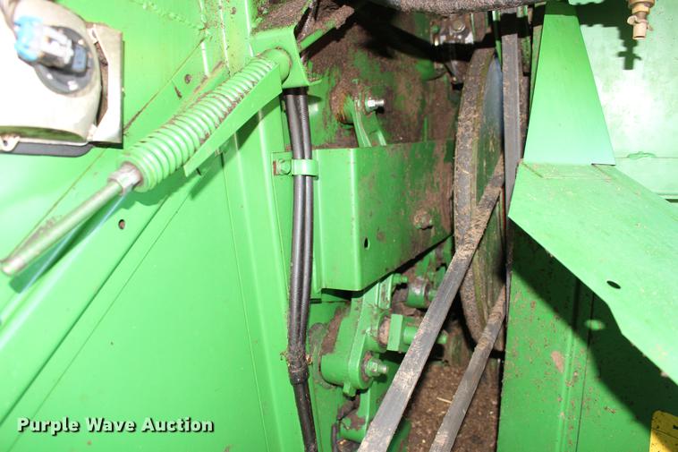 image for item DE8830 2004 John Deere 9660 combine
