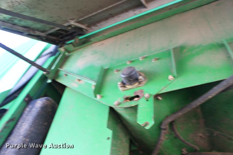 image for item DE8830 2004 John Deere 9660 combine