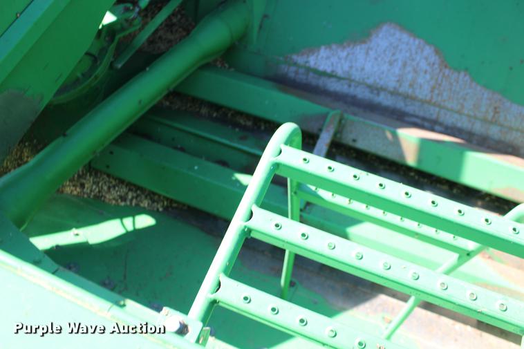 image for item DE8830 2004 John Deere 9660 combine